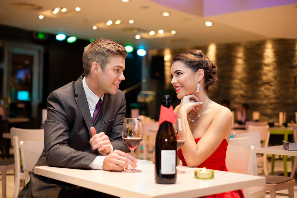 Getrennt oder zusammen, er oder sie: Wer zahlt eigentlich beim ersten Date?